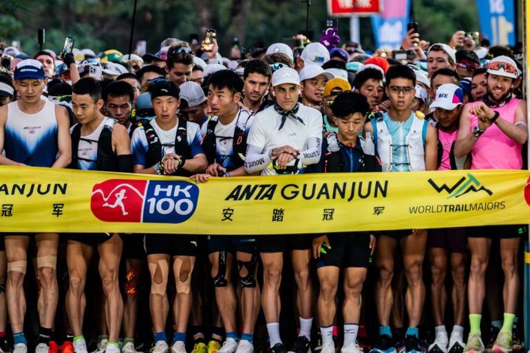 Au cœur du Marathon de Hong Kong avec The Magic Runner. Un reportage CORFF entre sport, voyage et rencontres sur la ligne de course.